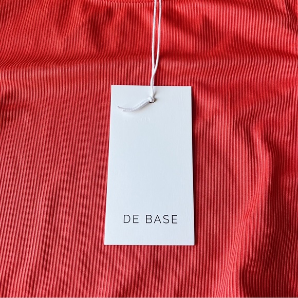 NWT De Base Boutique Short Sleeve Cropped Top with Tie and Cutout Back - Picture 3 of 6